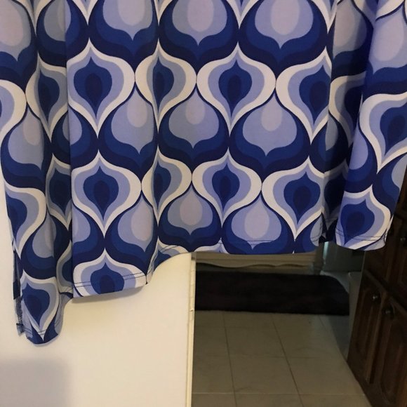 Susan Graver tunic, 1X, blue and white geometric print, longer on right side. - Picture 3 of 8